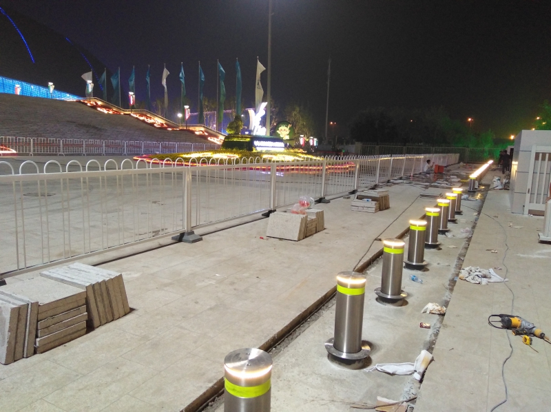 Pneumatic rising bollard 