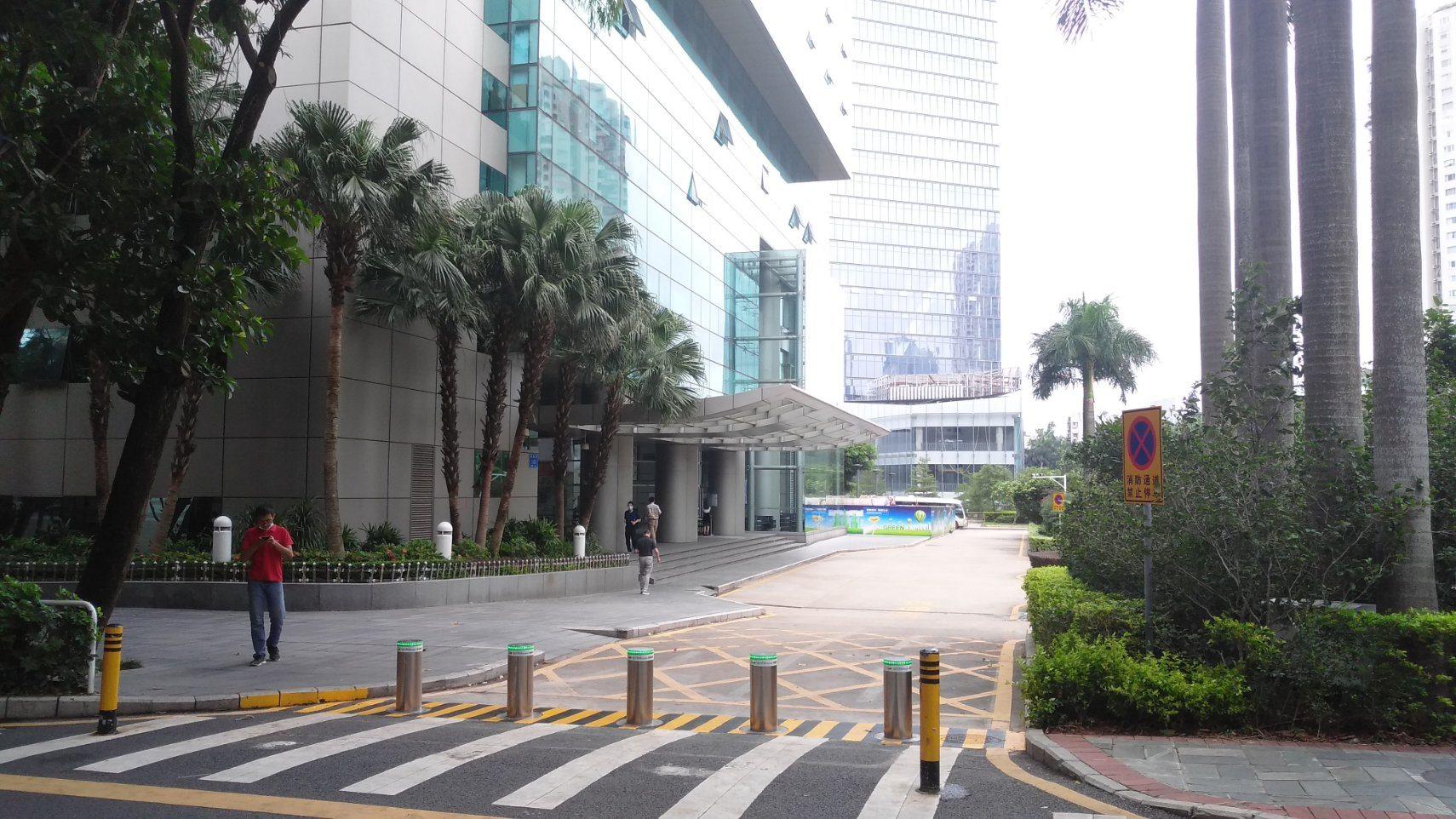 Traffic barrier bollard 