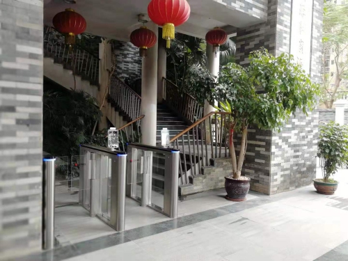  Lide Das Flügeltor wurde offiziell in der Guangdong-Akademie für Kalligraphie verwendet