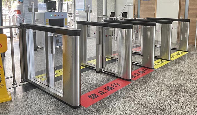 Guangzhou Panyu Central Hospital – digitaler Scanner für Covid-Zertifikate, der im Speed Gate montiert ist
